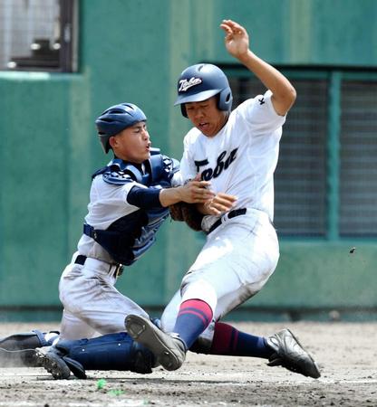 　８回、二走・小林が本塁を狙うが龍谷大平安・岡田の好返球でタッチアウト。捕手・田島