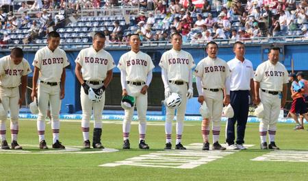 １６強入りを前に敗退した拓大紅陵。右端が沢村監督、１人おいて渡会主将
