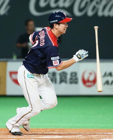 　１１回日本ハム１死一、三塁、松本が二塁へのサヨナラ内野安打を放つ＝札幌ドーム
