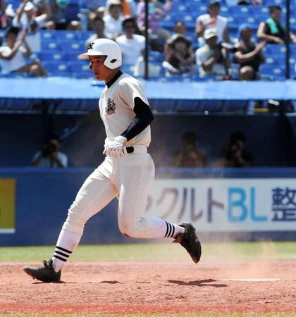 ９回日大三高１死三塁、日置のスクイズで勝ち越しのホームを踏んだ日大三高・櫻井周斗＝神宮球場（撮影・中田匡峻）