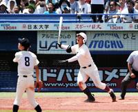 ９回早実２死一二塁、法政大学の２番手・椿（手前）から右越え２点適時三塁打を放つ清宮幸太郎＝神宮球場（撮影・開出牧）