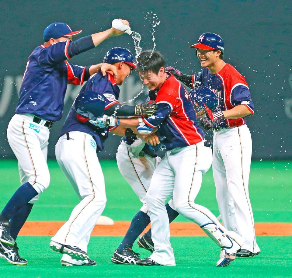 　延長１１回、サヨナラ内野安打を放ち、ナインの手荒い祝福を受ける松本（右から２人目）