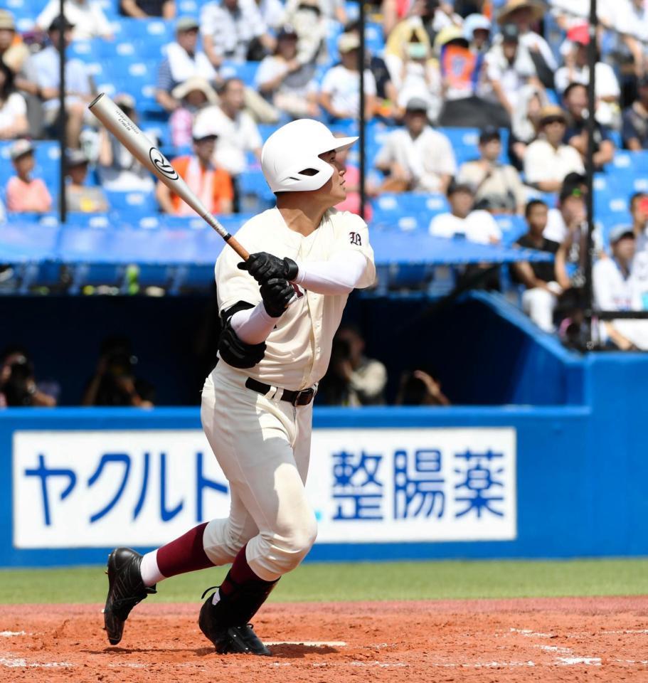３回早実無死、先制のソロを放つ早実・清宮幸太郎。高校通算１０６号本塁打＝神宮球場（撮影・中田匡峻）