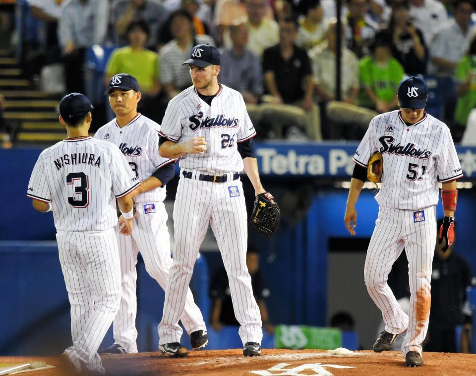 ６回、マウンドに集めるブキャナンらヤクルトナイン＝神宮球場（撮影・堀内翔）