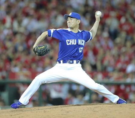 ８回、田中を空振り三振に仕留める岩瀬