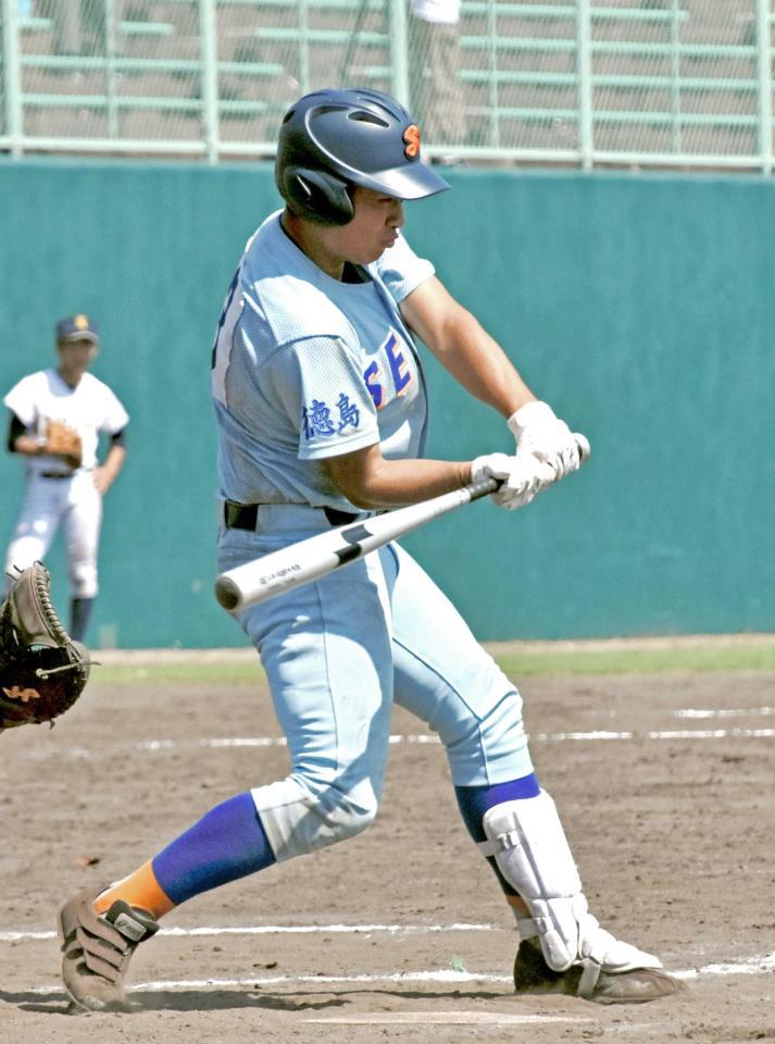 　１回に２点タイムリー二塁打を放った生光学園・岡久