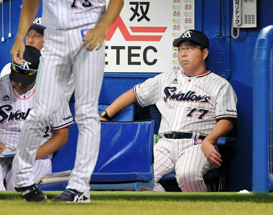 　５回、ベンチからグラウンドを見つめる真中監督＝撮影・高部洋祐　