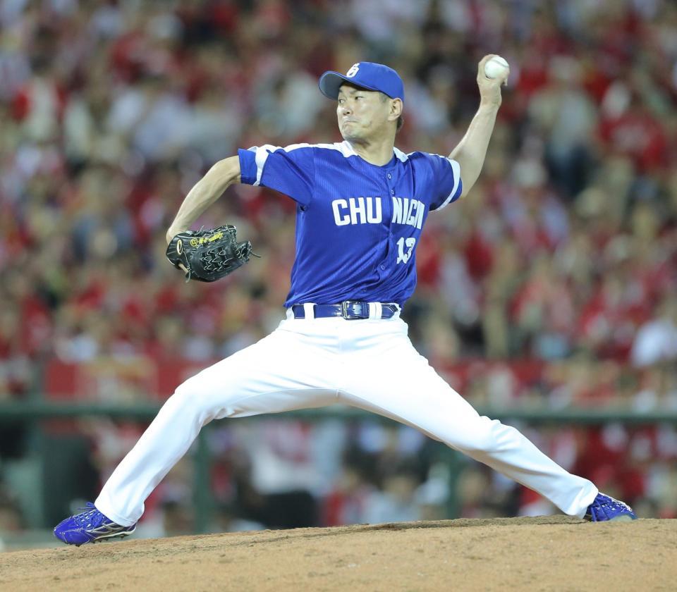 ８回、田中を空振り三振に仕留める岩瀬