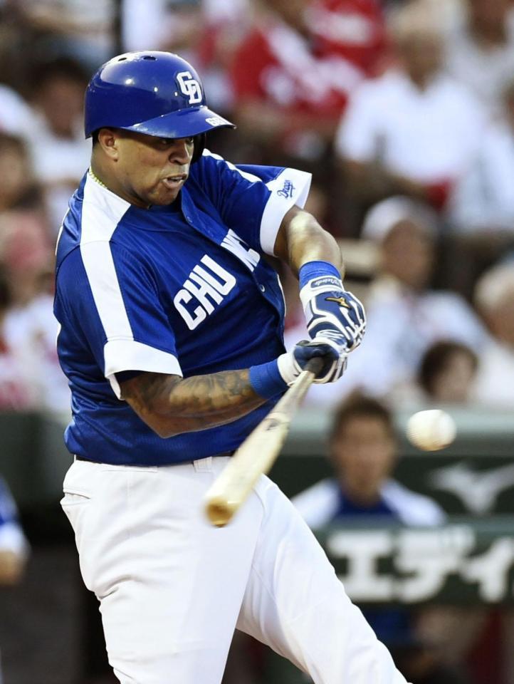 　３回、ビシエドが左中間に３ランを放つ