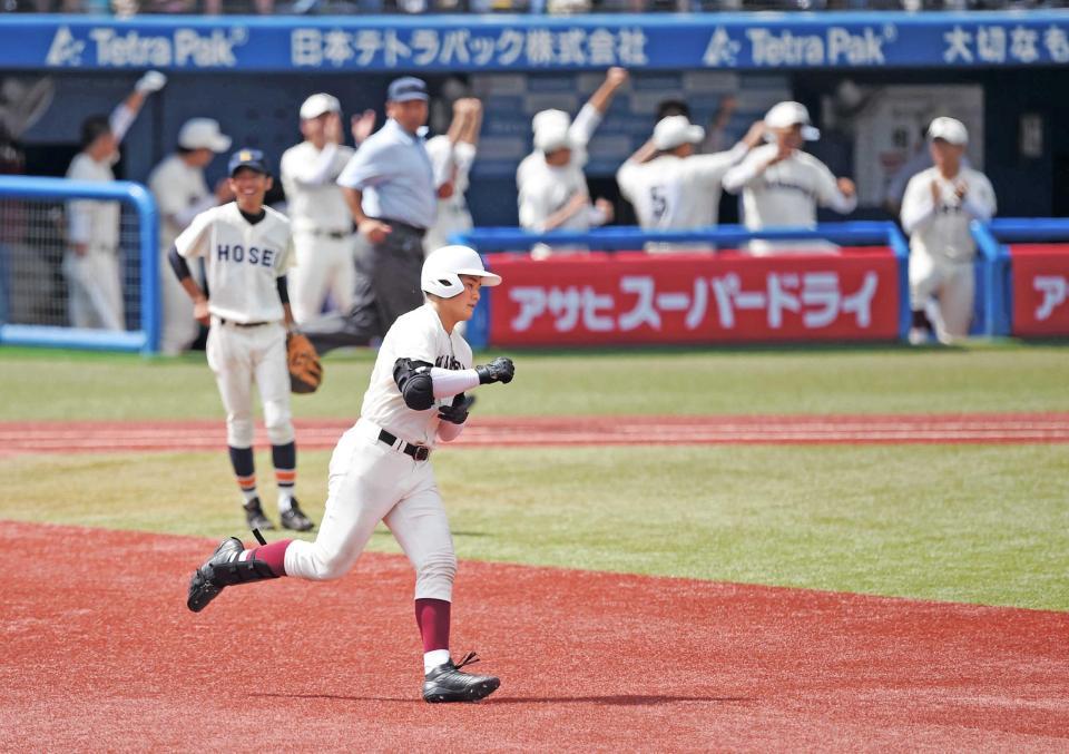 　３回、先制ソロを放ちガッツポーズでダイヤモンドを回る早実・清宮（撮影・開出牧）