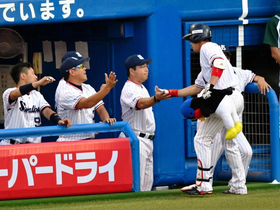 １回、先制２ランを放った山田を迎える真中監督