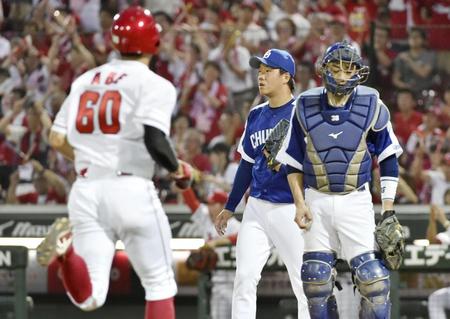 　５回、広島・会沢の二塁打で安部（左）の生還を許した中日・柳。捕手松井雅