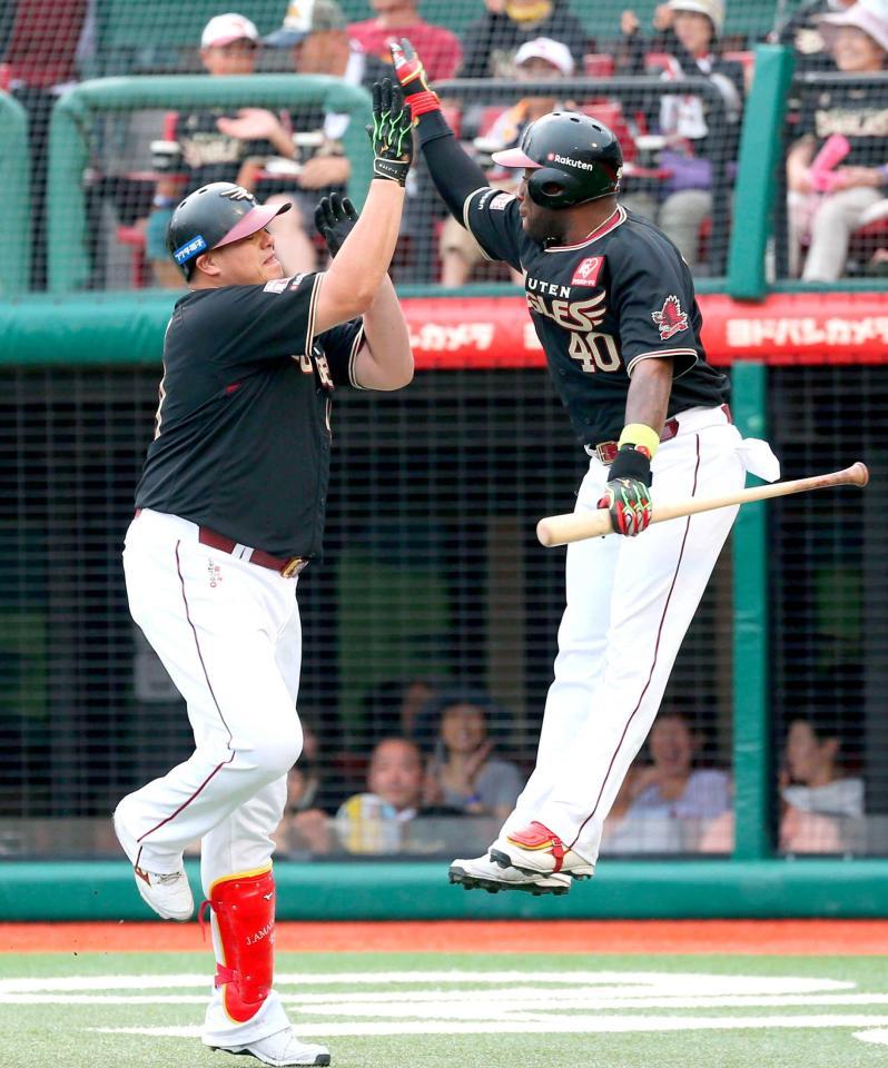 　２回、勝ち越し２ランを放ち、次打者ウィーラー（右）とタッチを交わすアマダー