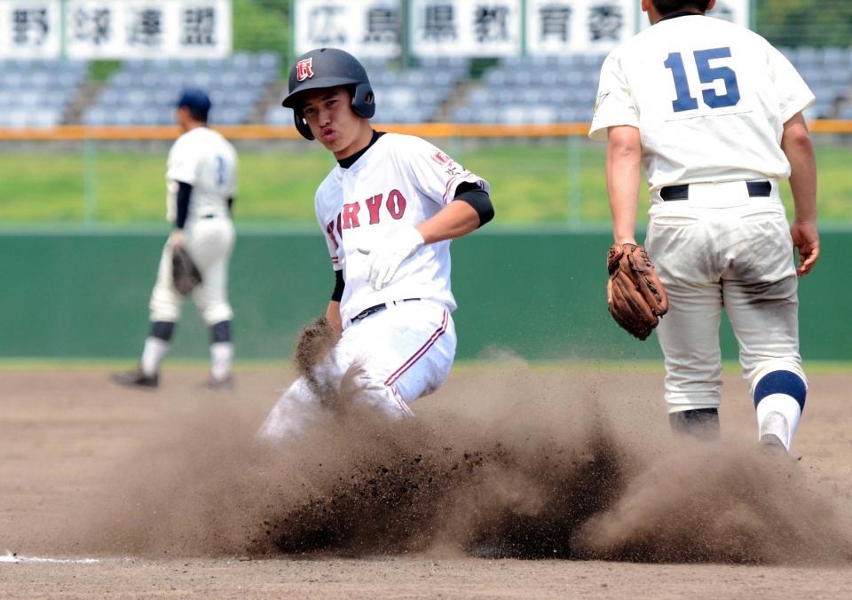 　５回、右中間へ適時三塁打を放ち三塁へ滑り込む広陵・大橋