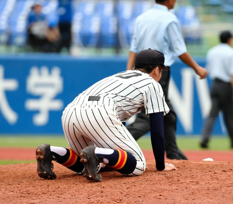 サヨナラ打を打たれ、マウンドから立ち上がれない帝京・松澤海渡＝神宮球場（撮影・中田匡峻）