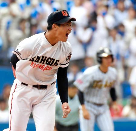 　５回、東海大市原望洋・塚本から三振を奪ってピンチを脱し、ほえる木更津総合・山下（撮影・中田匡峻）