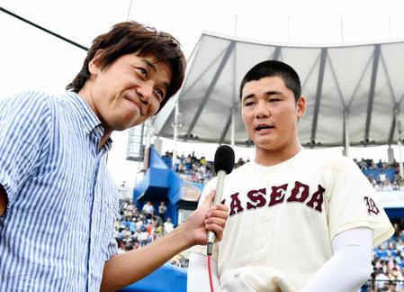 　試合後、インタビューを受ける早実・清宮幸太郎（右）