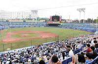 たくさんの高校野球ファンで埋め尽くされた神宮球場内野席＝神宮球場（撮影・中田匡峻）