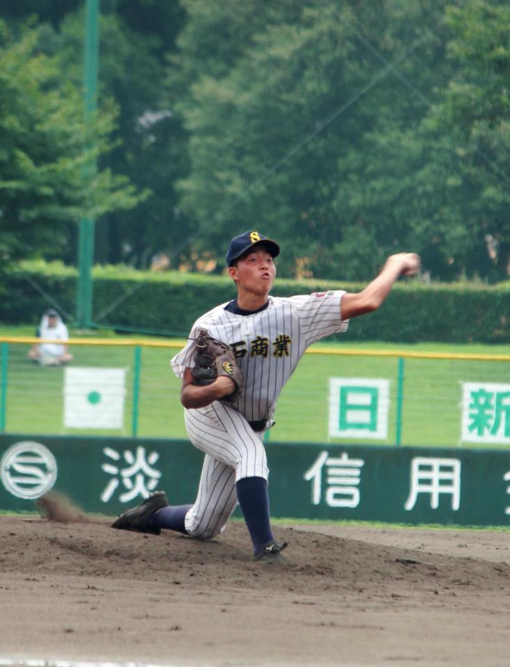 先発した明石商・加田悠真投手＝明石トーカロ