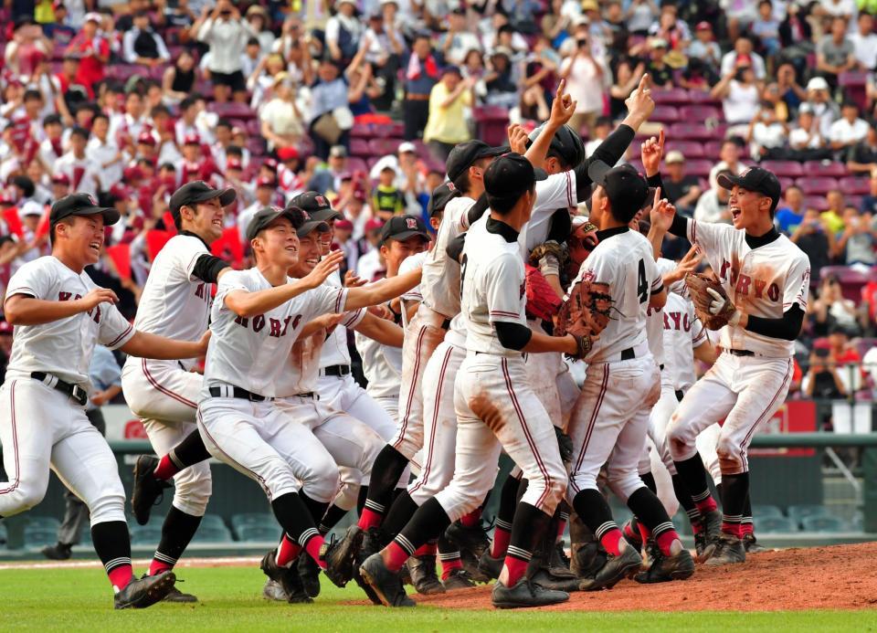 　優勝を決め喜ぶ広陵ナイン