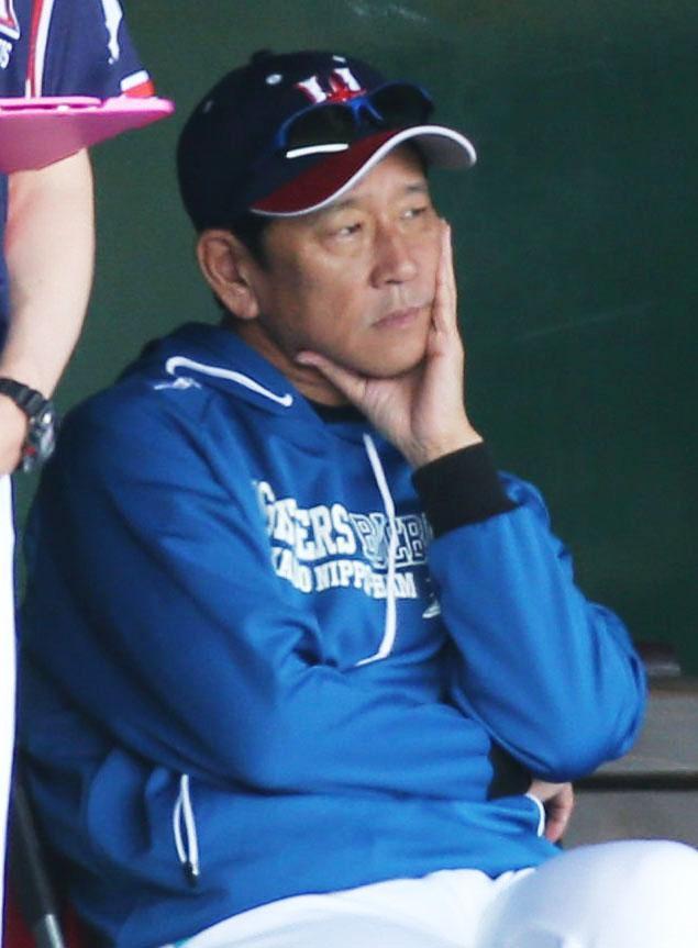 　６回、ロッテにリードを許す試合展開に、さえない表情を見せる日本ハム・栗山監督