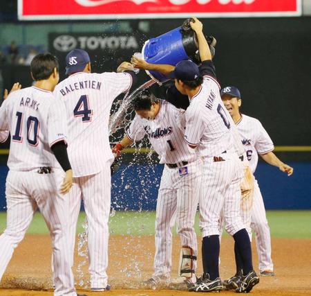 　延長１０回、サヨナラの押し出し四球を選び、ナインから手荒い祝福を受ける山田（中央）