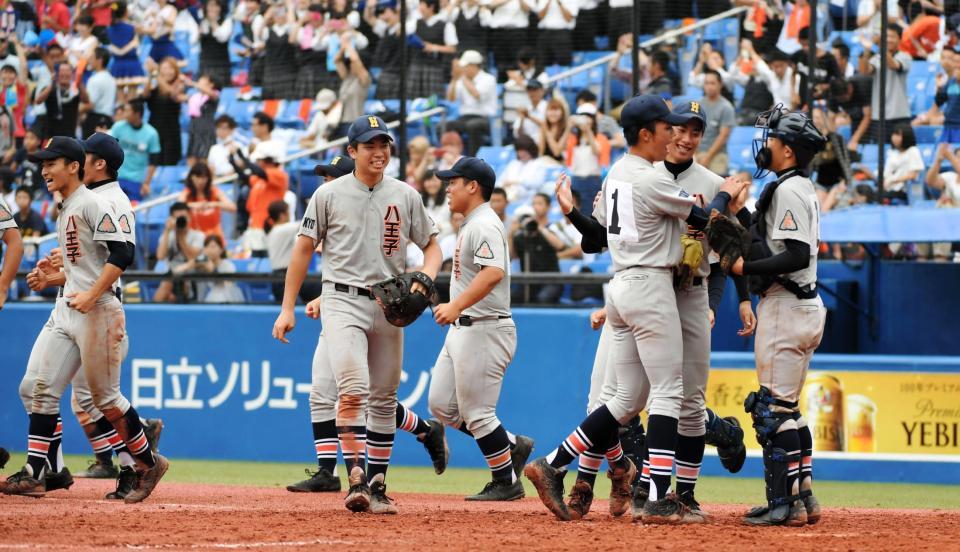 明大中野八王子に勝ち喜ぶ八王子ナイン＝神宮球場