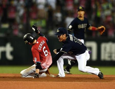 １回西武一死一塁、打者・浅村のとき二塁盗塁を決めた源田（野手大城）＝メットライフドーム
