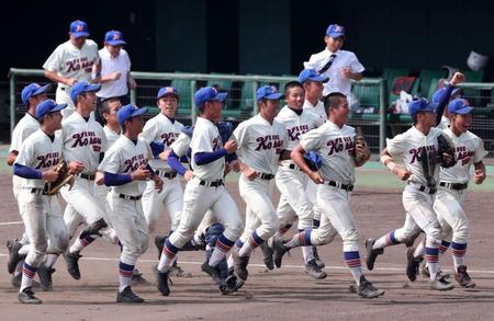 決勝進出を決めた神戸国際大付ナイン