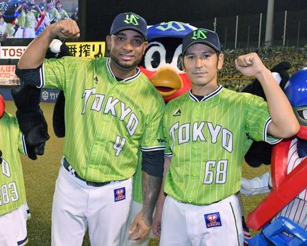 ポーズをとるバレンティン（左）と山中　