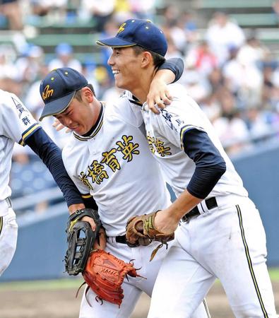 　先発した皆川（右）と抱き合って喜ぶ前橋育英・丸山