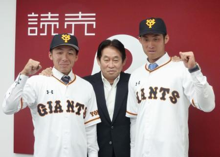 　巨人と支配下選手契約を結んだ青山（右）と増田（左）。中央は鹿取ＧＭ＝２８日、東京都内の球団事務所