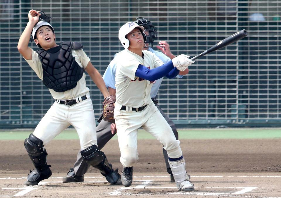 ６回、勝ち越し本塁打を放つ神戸国際大付・猪田　
