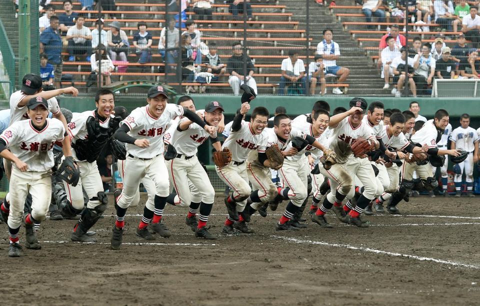 ３１年ぶりの優勝を決め、喜びを爆発させる土浦日大ナイン