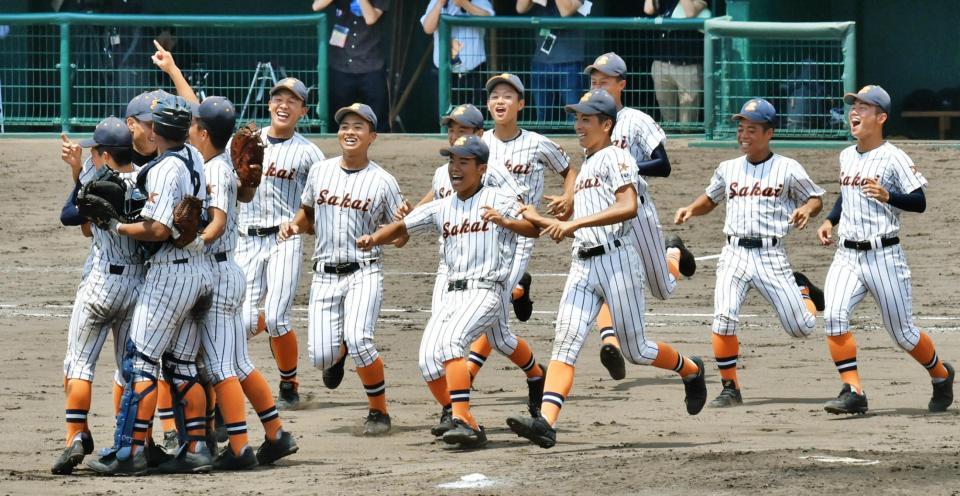 敦賀を下して初優勝を果たし、甲子園出場に喜びを爆発させる坂井ナイン