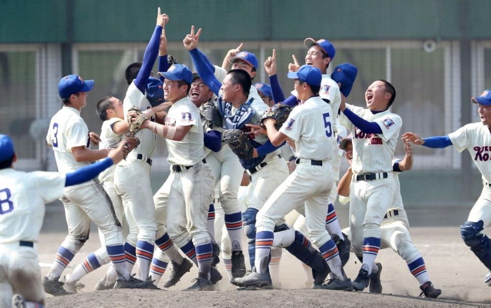 明石商を破り、マウンド上に集まって喜ぶ神戸国際大付ナイン＝２８日午後、明石トーカロ（撮影・大森　武）