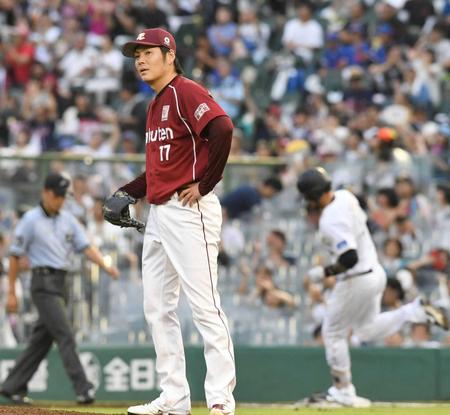 　２回、ロメロ（右）に同点ソロを許す塩見