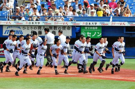 　決勝進出を決め、笑顔でスタンドへ走りだす東海大菅生ナイン