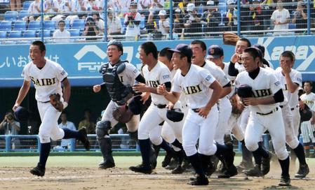 　優勝を決めて歓喜の済美ナイン