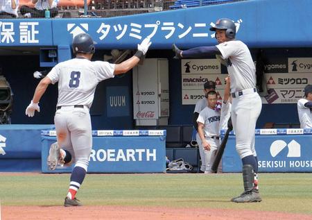 　本塁打を放った増田（左）を迎える横浜・万波