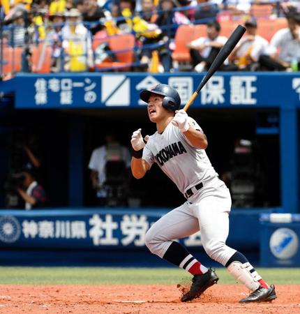 ３回横浜１死、左越えに勝ち越しソロを放つ横浜・増田珠＝横浜スタジアム（撮影・中田匡峻）