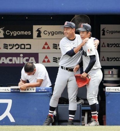 　３回、ピンチを無失点に抑えた板川佳矢（右）を笑顔で出迎えた横浜・平田監督