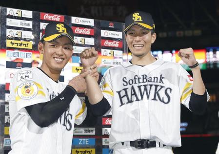 　日本ハムに勝利し、笑顔でポーズをとるソフトバンク・今宮（左）と千賀