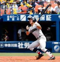 ３回横浜１死、左越えに勝ち越しソロを放つ横浜・増田珠＝横浜スタジアム（撮影・中田匡峻）