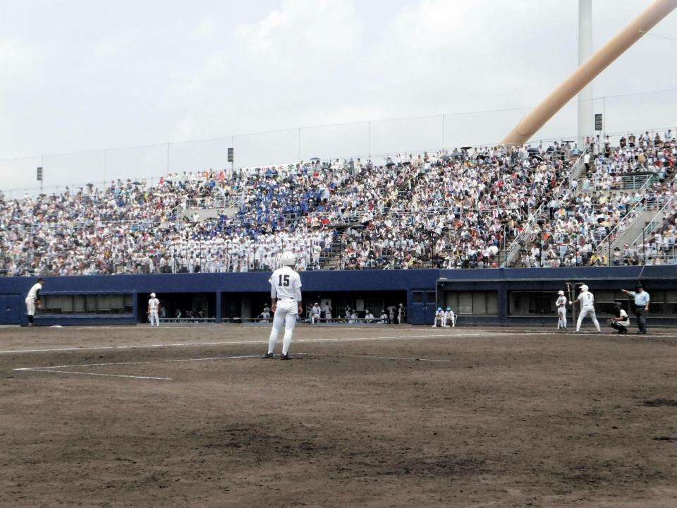 大阪大会準決勝第１試合・大冠-上宮戦の時点で多くの観客が詰めかけたシティ信金スタジアムの内野スタンド