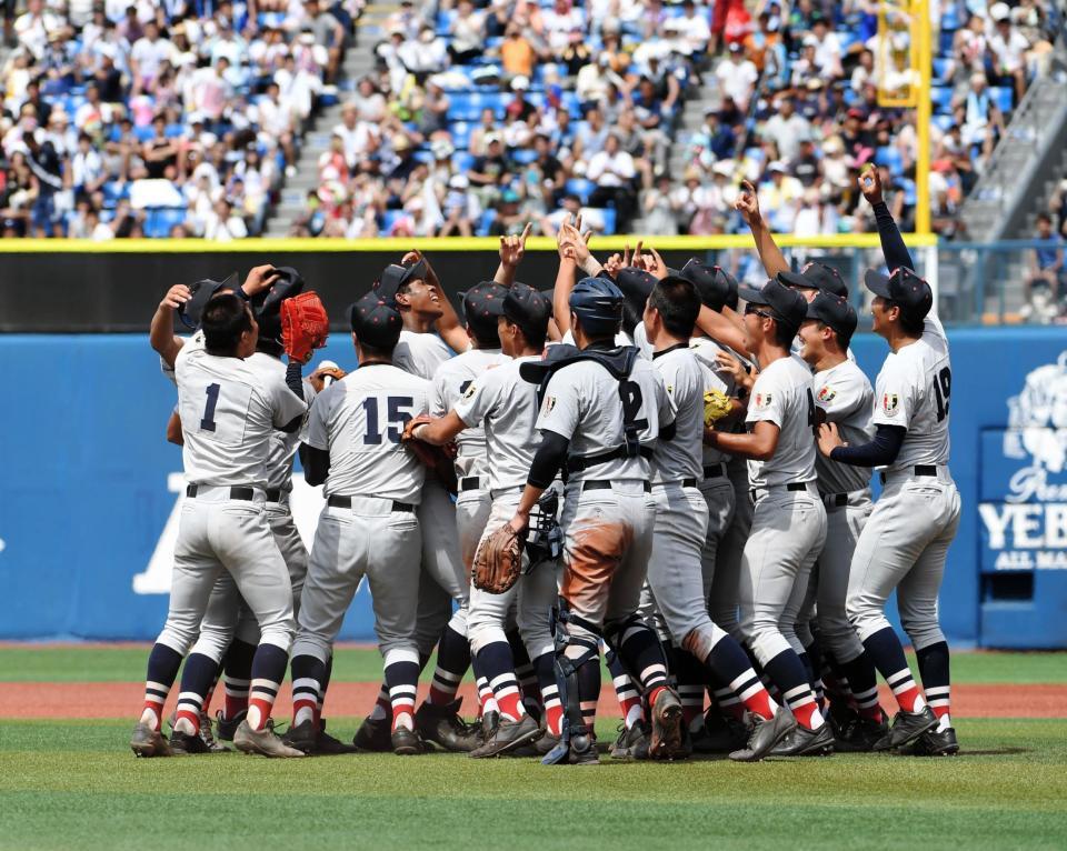神奈川大会を制した横浜高校＝横浜スタジアム（撮影・中田匡峻）