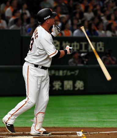 １回、先制の左越え本塁打を放つ巨人・マギー＝東京ドーム（撮影・三好信也）