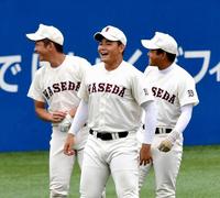 声を出し試合前練習を行う早実・清宮幸太郎（中）＝神宮球場