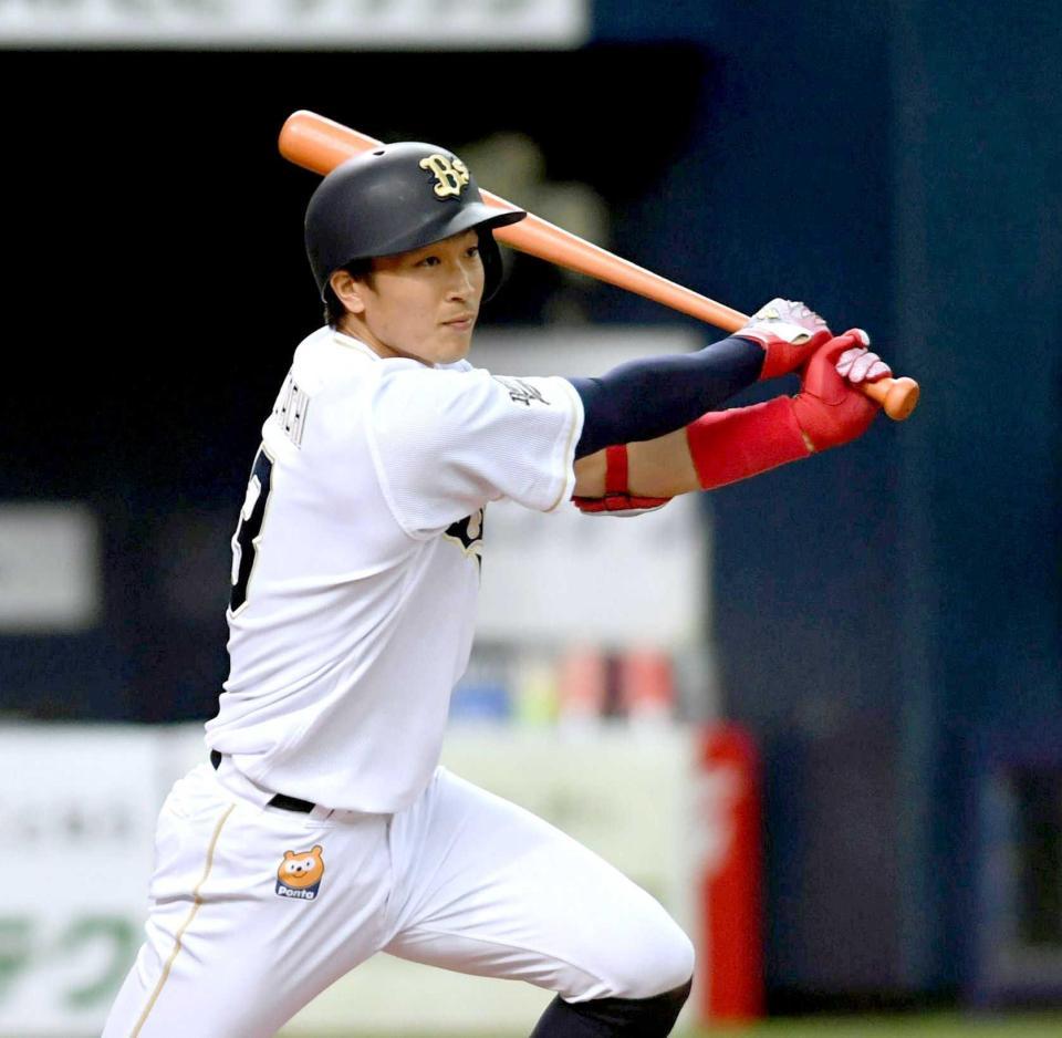 　６回、勝ち越し２点タイムリー二塁打を放つ安達（撮影・田中太一）