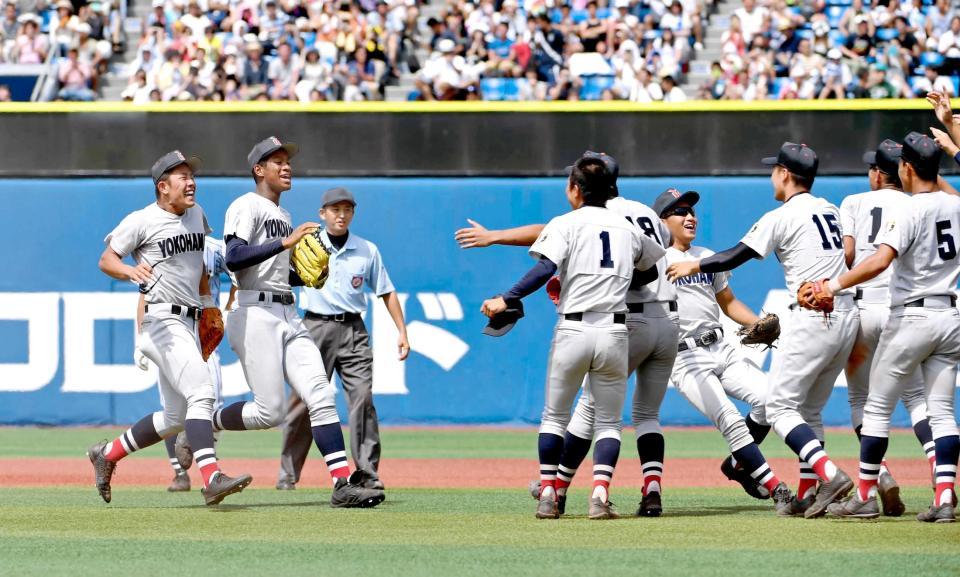 　優勝が決まり、満面の笑みで歓喜の輪に向かう横浜・増田（左）＝撮影・中田匡峻　